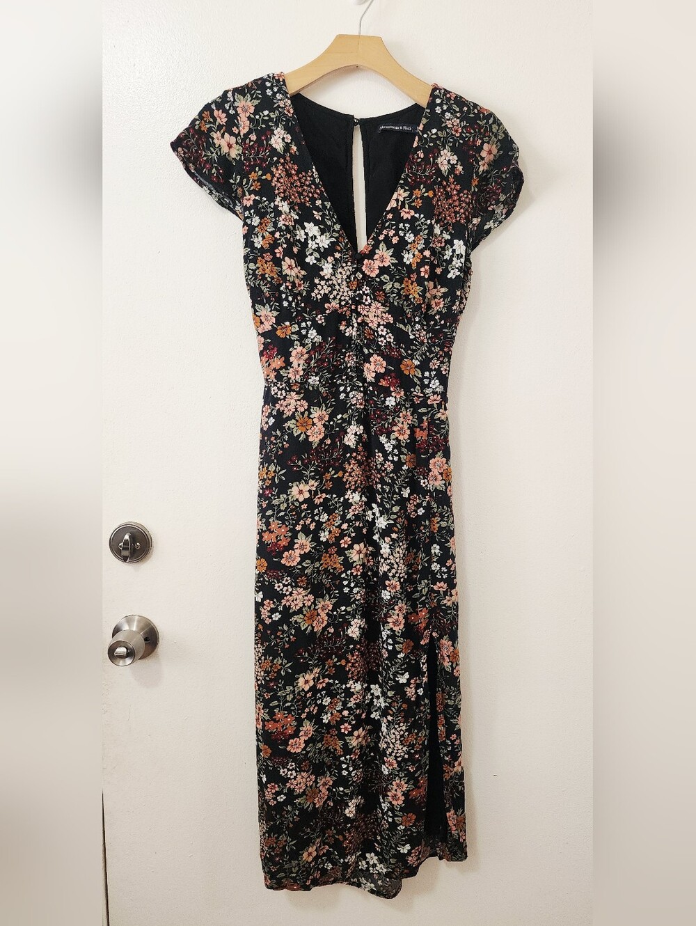 Abercrombie & Fitch Black Floral V‑Neck Cap Sleeve Midi Dress Size S - Picture 2 of 9
